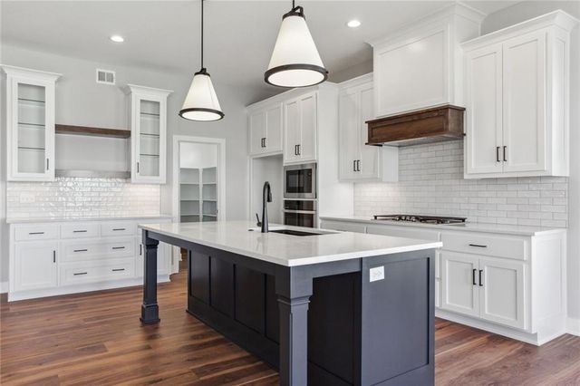 17171 S Laurelwood Street, Olathe, KS 66062