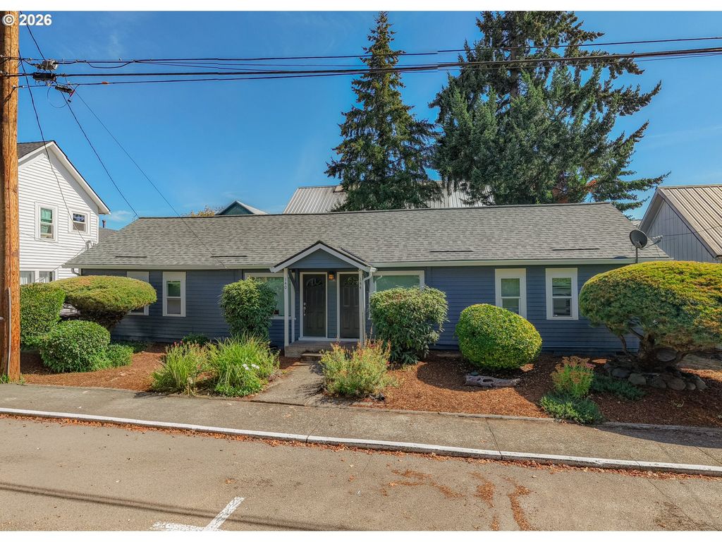 Image 1 of property listing at 144 S PARK St, Carlton, OR 97111