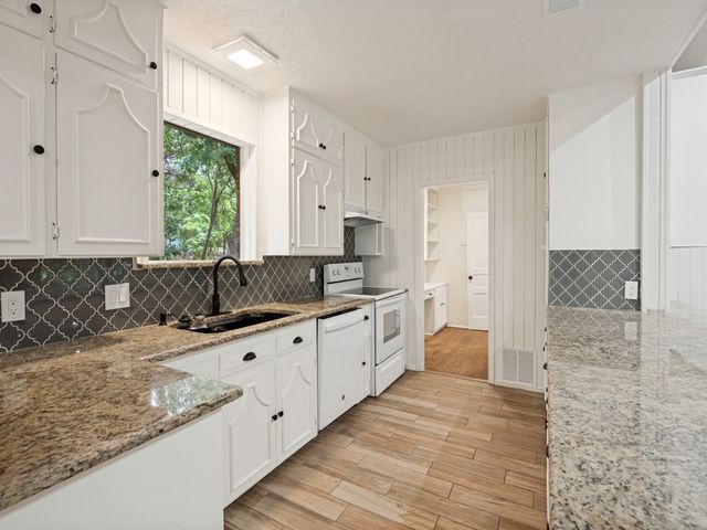 1408 N Cedar Hill Road, Cedar Hill, TX 75104