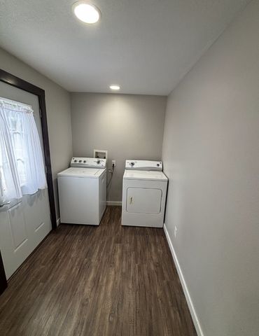 2406 E 40th Street, Des Moines, IA 50317