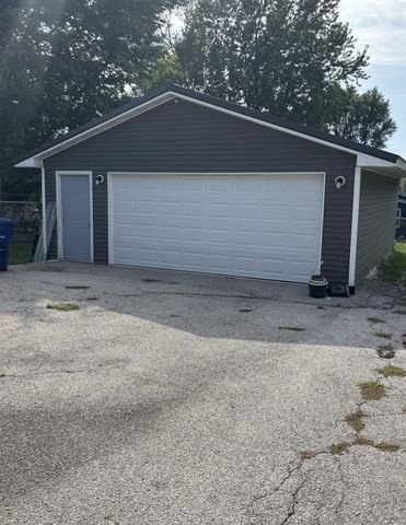 2406 E 40th Street, Des Moines, IA 50317