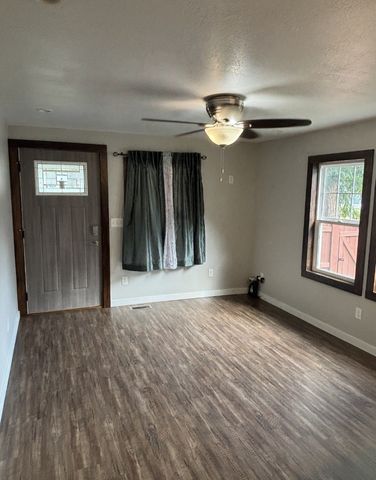 2406 E 40th Street, Des Moines, IA 50317