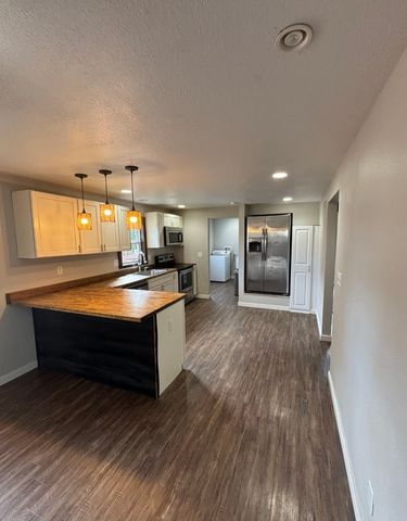 2406 E 40th Street, Des Moines, IA 50317