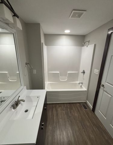 2406 E 40th Street, Des Moines, IA 50317