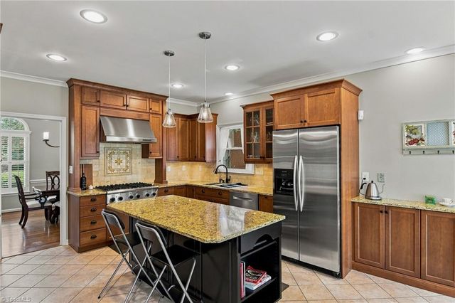 4025 Huntscroft Lane, Winston-salem, NC 27106