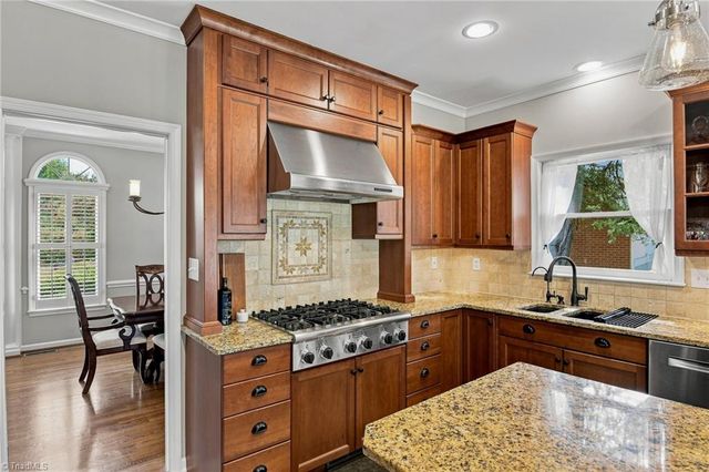 4025 Huntscroft Lane, Winston-salem, NC 27106