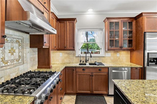 4025 Huntscroft Lane, Winston-salem, NC 27106