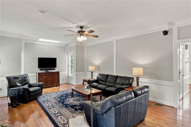 4025 Huntscroft Lane, Winston-salem, NC 27106