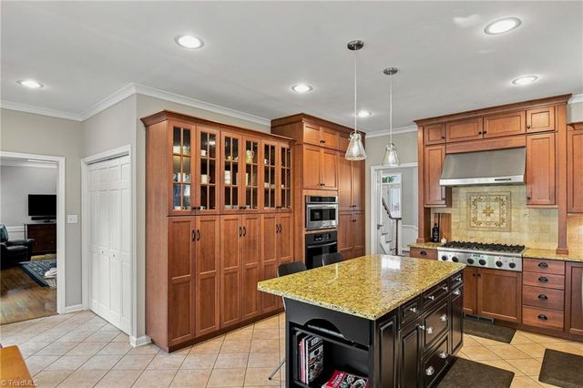 4025 Huntscroft Lane, Winston-salem, NC 27106