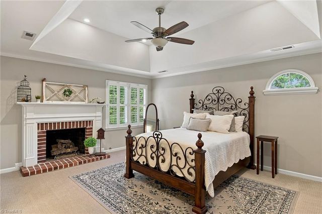 4025 Huntscroft Lane, Winston-salem, NC 27106
