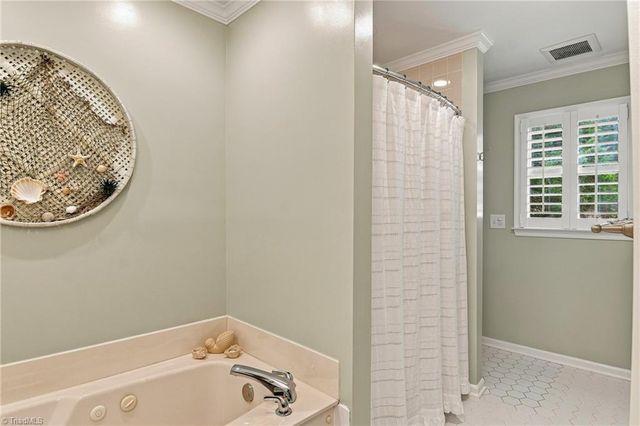 4025 Huntscroft Lane, Winston-salem, NC 27106