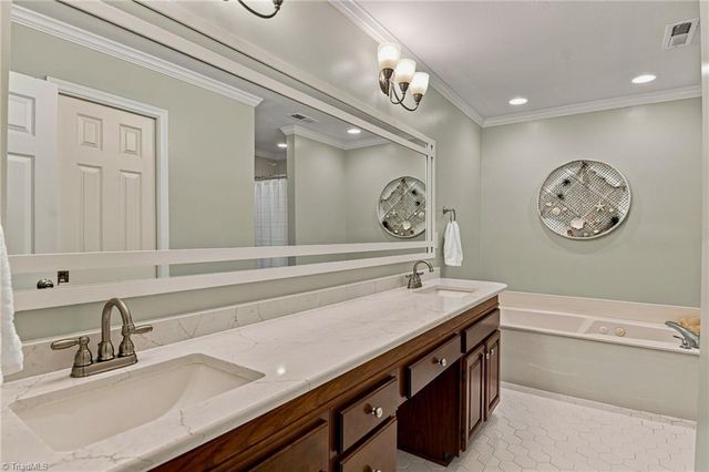 4025 Huntscroft Lane, Winston-salem, NC 27106