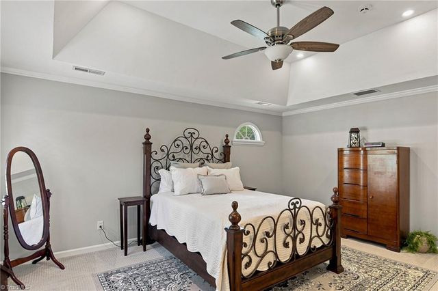 4025 Huntscroft Lane, Winston-salem, NC 27106