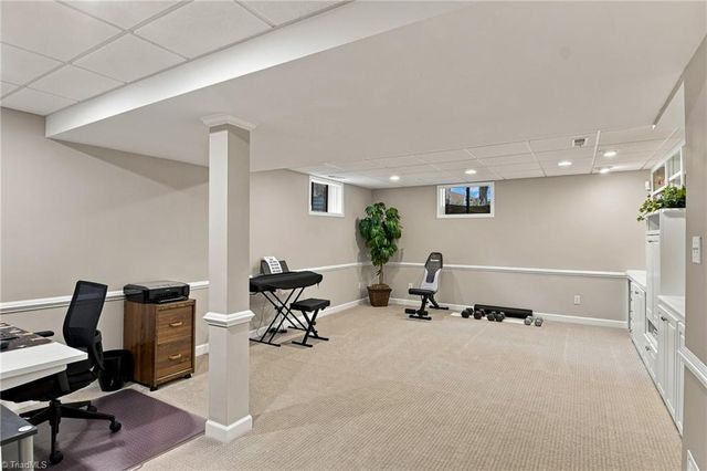4025 Huntscroft Lane, Winston-salem, NC 27106