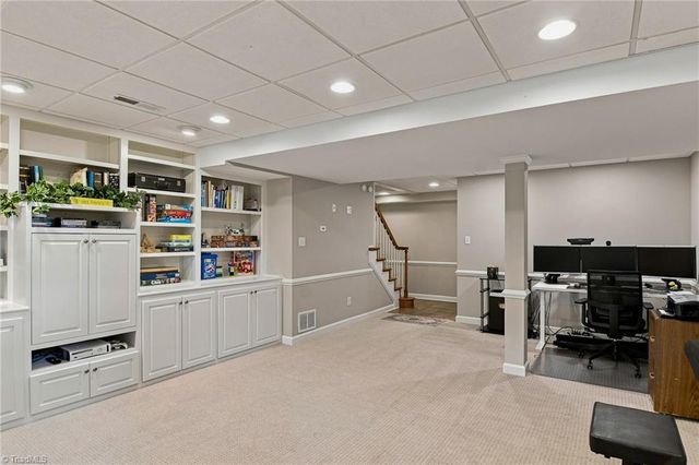 4025 Huntscroft Lane, Winston-salem, NC 27106