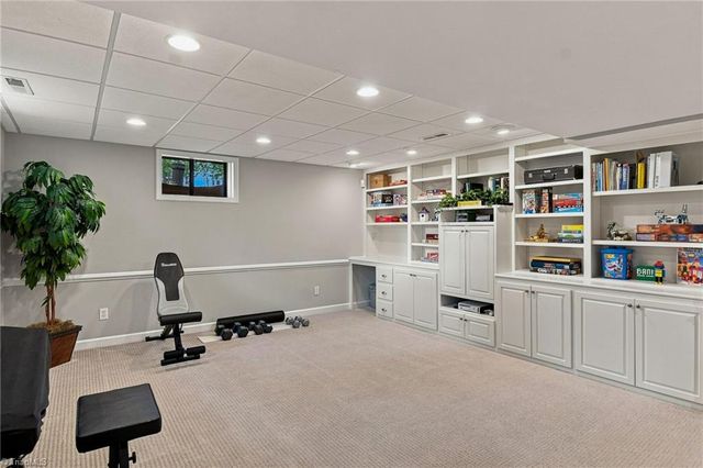 4025 Huntscroft Lane, Winston-salem, NC 27106
