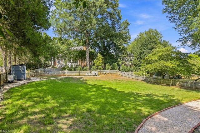 4025 Huntscroft Lane, Winston-salem, NC 27106