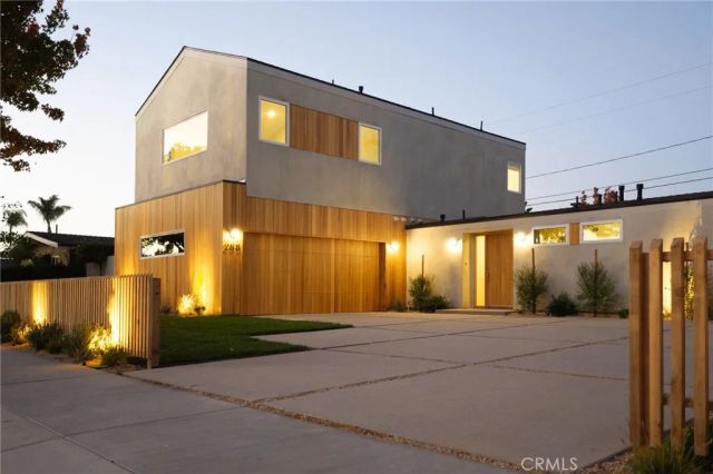 288 E Bay Street, Costa Mesa, CA 92627