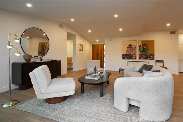 288 E Bay Street, Costa Mesa, CA 92627
