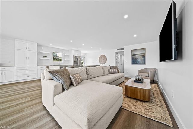 1910 Gulf Shore BLVD N # 107, Naples, FL 34102