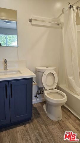 1320 W 37th Street A, Los Angeles, CA 90007
