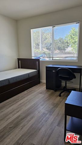 1320 W 37th Street A, Los Angeles, CA 90007