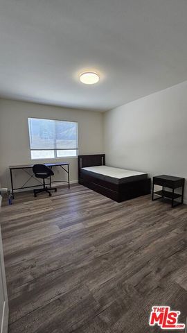 1320 W 37th Street A, Los Angeles, CA 90007