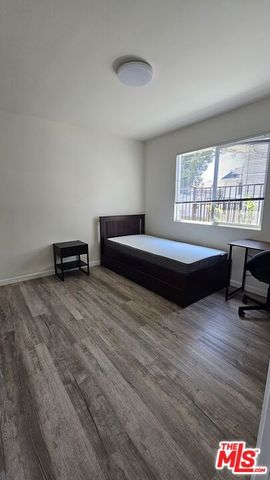 1320 W 37th Street A, Los Angeles, CA 90007