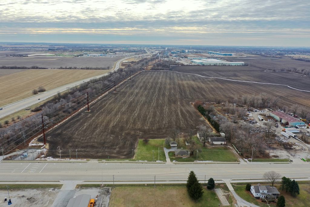 Image 2 of property listing at 1296 E Bourbonnais Parkway, Bourbonnais, IL 60914