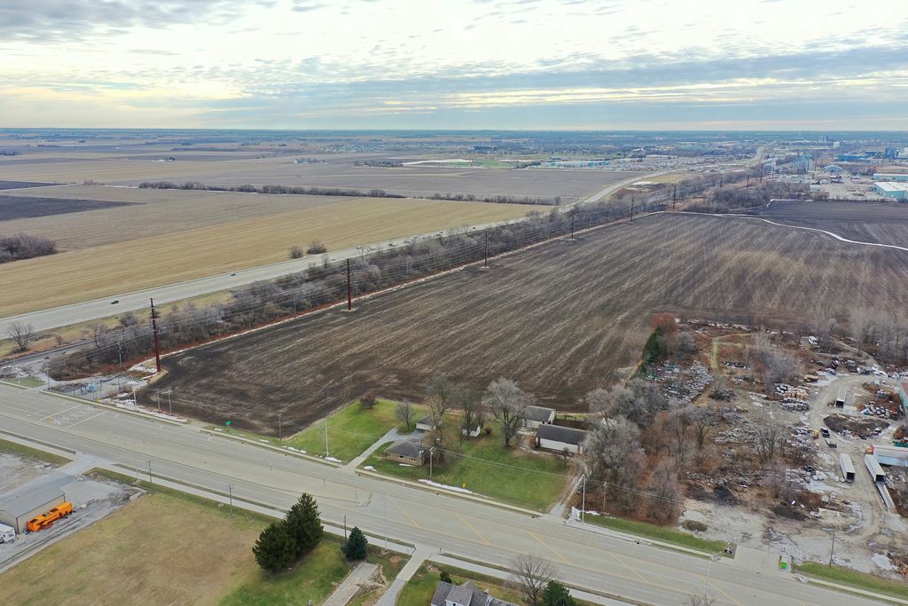 Image 3 of property listing at 1296 E Bourbonnais Parkway, Bourbonnais, IL 60914