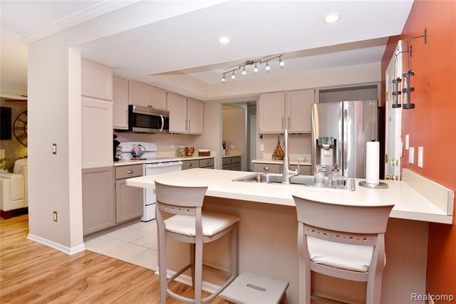 1635 Huntington Park A, Rochester Hills, MI 48309