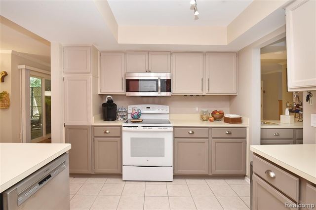 1635 Huntington Park A, Rochester Hills, MI 48309
