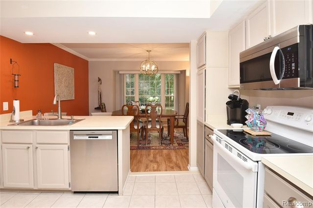 1635 Huntington Park A, Rochester Hills, MI 48309