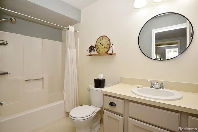 1635 Huntington Park A, Rochester Hills, MI 48309