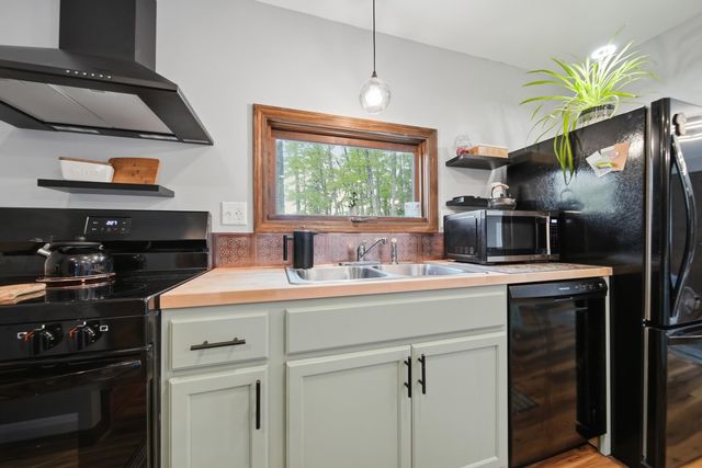 4 Clark Island Road, Amherst, NH 03031
