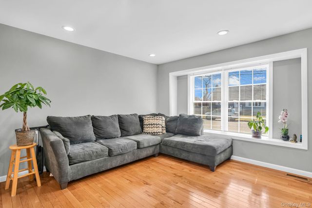 232 30th Street, Lindenhurst, NY 11757