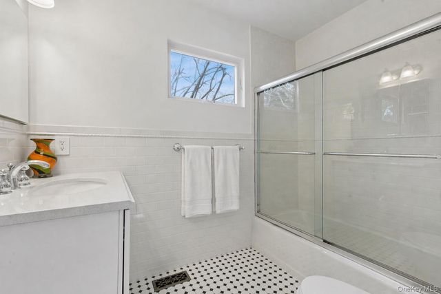 2 Acorn Path, Quogue, NY 11942