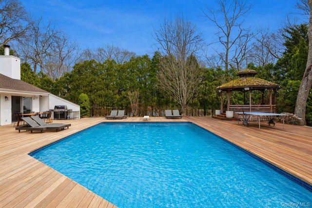 2 Acorn Path, Quogue, NY 11942
