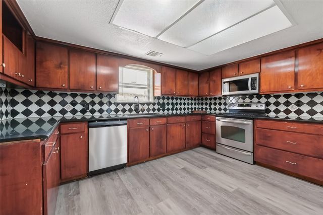 4002 Cedar Ridge Ct, Houston, TX 77082