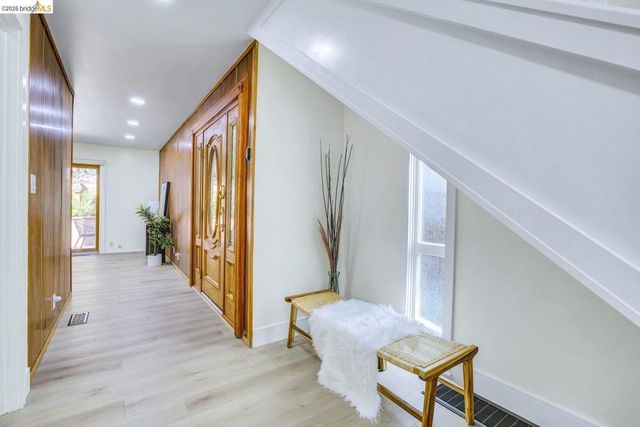 6635 Banning Dr, Oakland, CA 94611