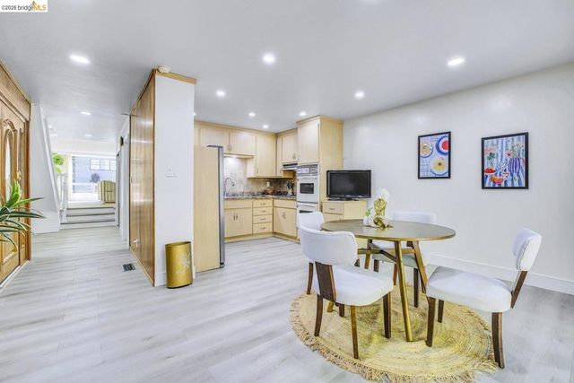 6635 Banning Dr, Oakland, CA 94611