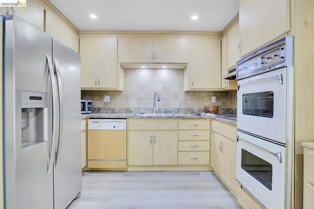 6635 Banning Dr, Oakland, CA 94611