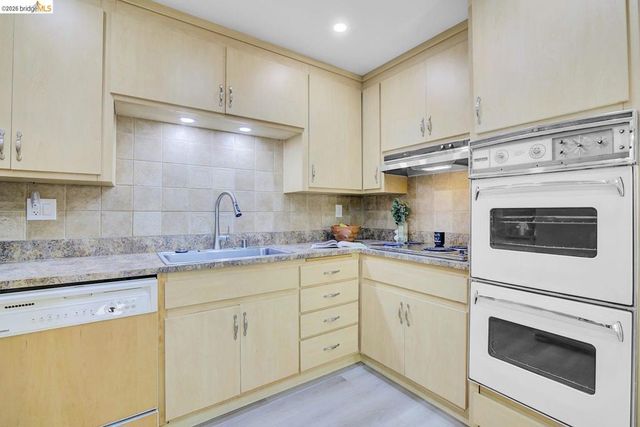 6635 Banning Dr, Oakland, CA 94611