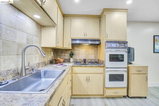 6635 Banning Dr, Oakland, CA 94611