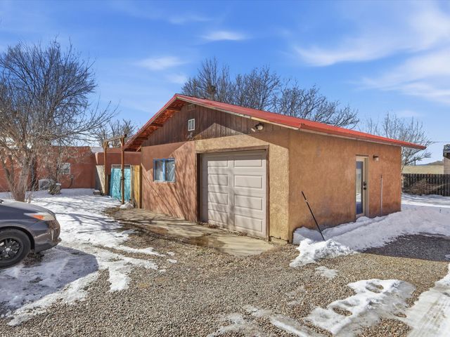 510 and 512 Anglada Ln, Taos, NM 87571