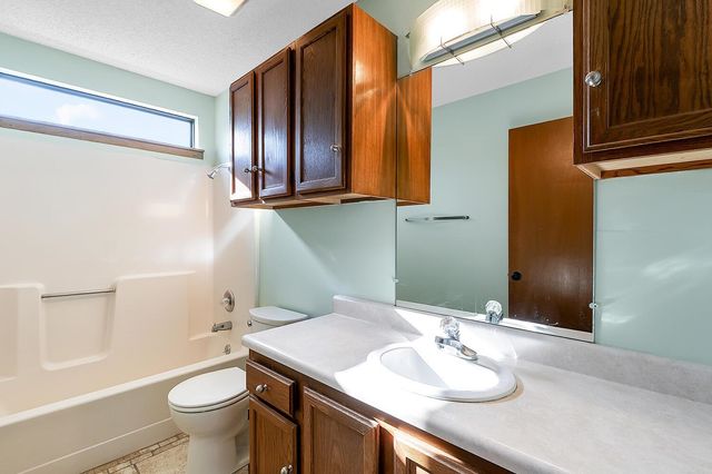 1446 N Gow St, Wichita, KS 67203