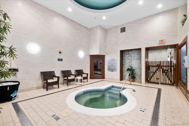 10 City Place PH4F, White Plains, NY 10601