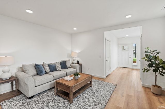 422 N Viewmont Ct, Greenacres, WA 99016