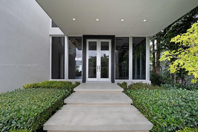 1379 N Venetian Way, Miami, FL 33139
