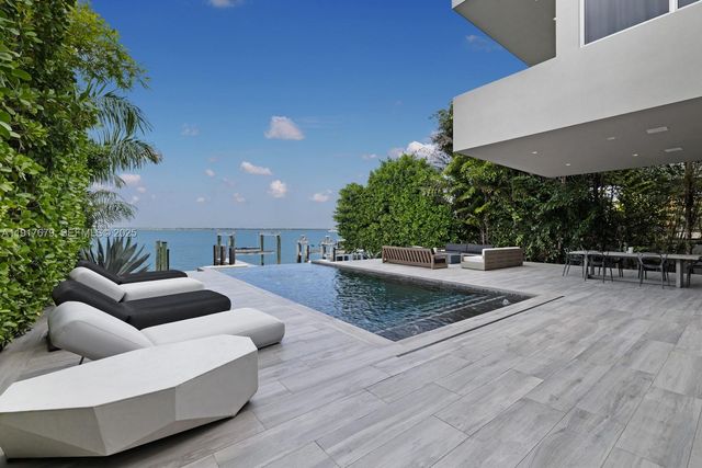 1379 N Venetian Way, Miami, FL 33139